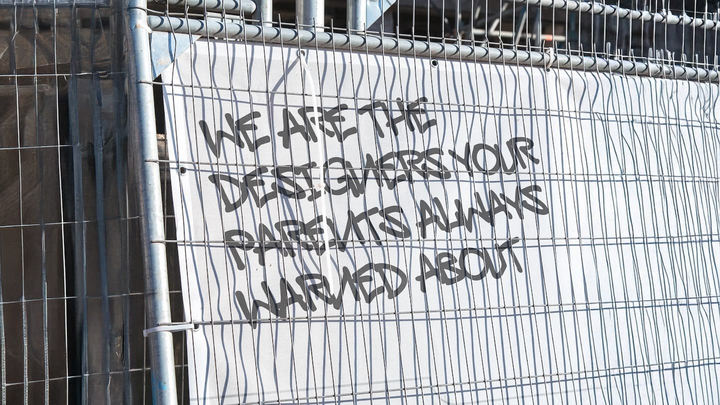 Immagine di una rete da cantiere con claim di Mismo