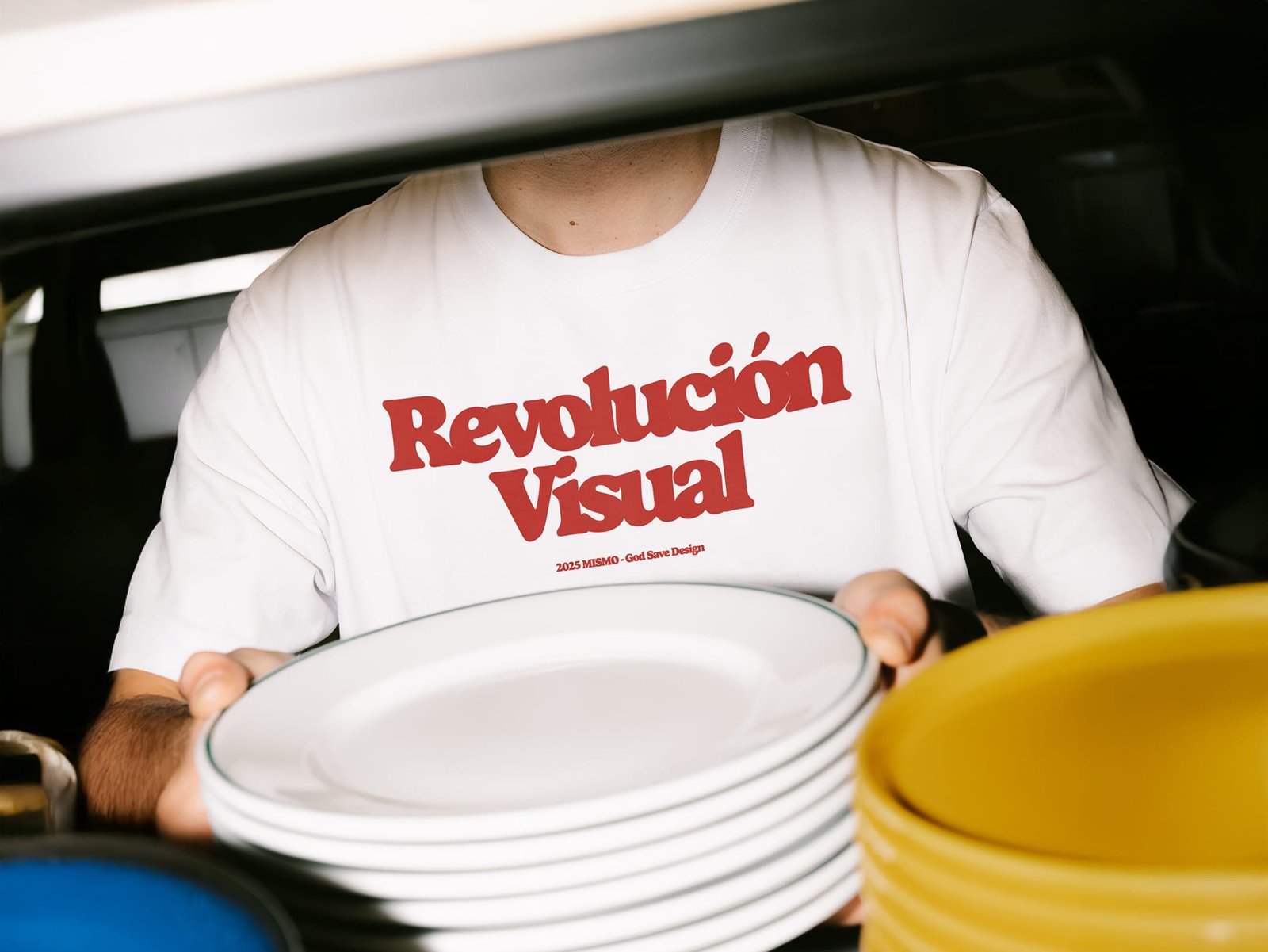 T-shirt con una scritta Revolución Visual in spagnolo, uno dei motti di MISMO